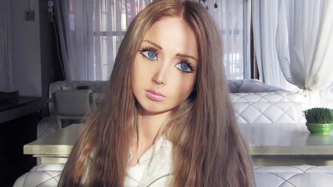 Lidská Barbie se vyfotila bez make-upu: Z její přirozené krásy odpadnete