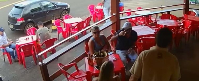 Video: Žena uviděla svého muže s milenkou v hospodě a takhle zareagovala – Tuhle ženu podvést nechceš