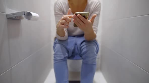 Odborníci varují: Z tohoto důvodu byste si nikdy neměli brát telefon na záchod