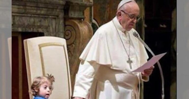Během mše k papeži přistoupila dívka s Downovým syndromem. Kněz všechny překvapil svou reakcí!