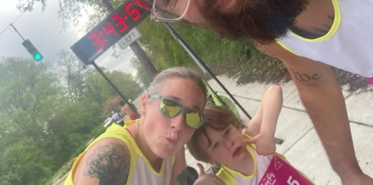Rodiče přinutili šestileté dítě běžet maraton – lidé na internetu zuří!