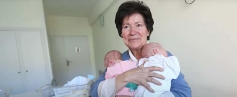 Matkou dvojčat se stala čtyřiapadesátiletá žena. O několik dní později jí byla upřena rodičovská práva