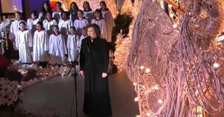 Susan Boyle zpívá s dětským sborem zpívá koledu. Z tohoto úžasného představení běhá mráz po zádech