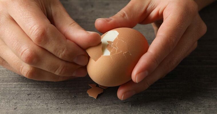 Geniální nápad na loupání vajec. Tento způsob budete používat už navždy, zabere totiž jen 5 sekund