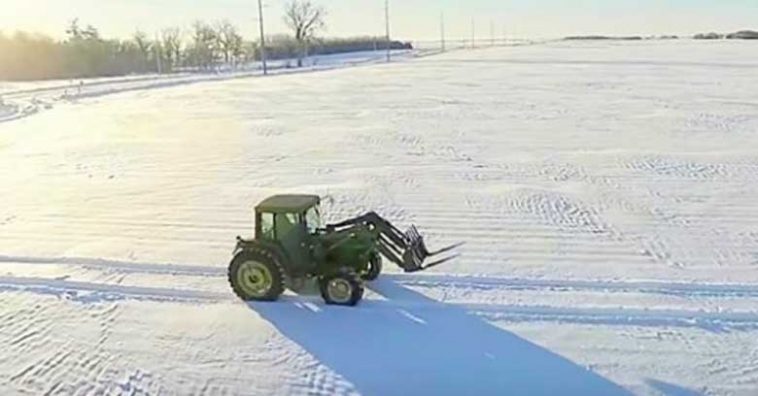 Všichni si mysleli, že je farmář blázen, když s traktorem jezdil ve sněhu. Pohled z výšky vše vyjasnil.