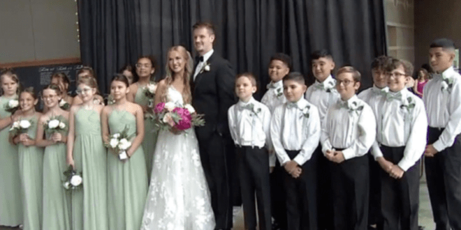 Učitelka požádala své žáky páté třídy, aby byly družičkami a mládencemi na její svatbě.