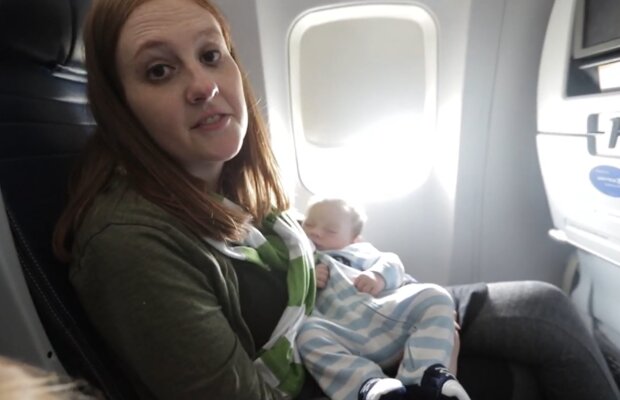 Bývalá zdravotní sestra zachránila na palubě letadla život novorozenci.