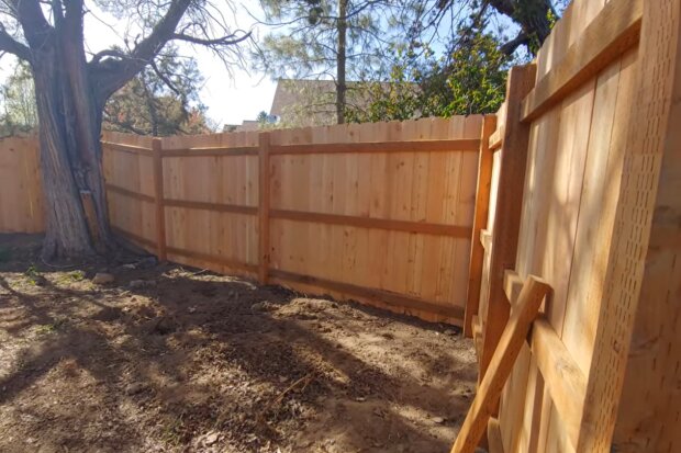 Stavba plotu pro psa rozdělila sousedy! Co si o tom myslíte?