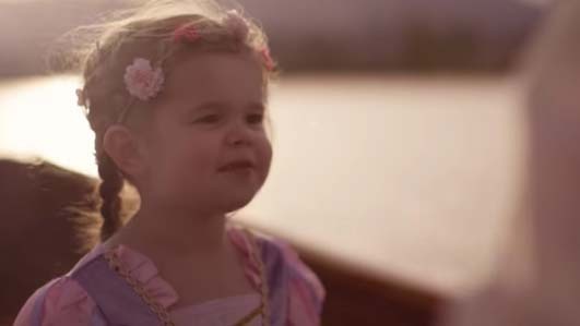 3letá holčička zpívá písničku od Disneyho, když se k ní přidá její tatínek, všichni oněměli!