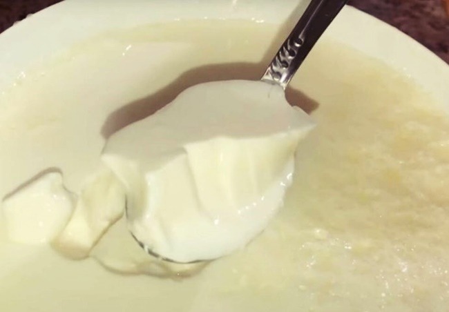Všichni jíme toto bílé „JÍDLO“ a je třikrát škodlivější než cukr: myslíme si, že je zdravé, ale toto je hořká pravda