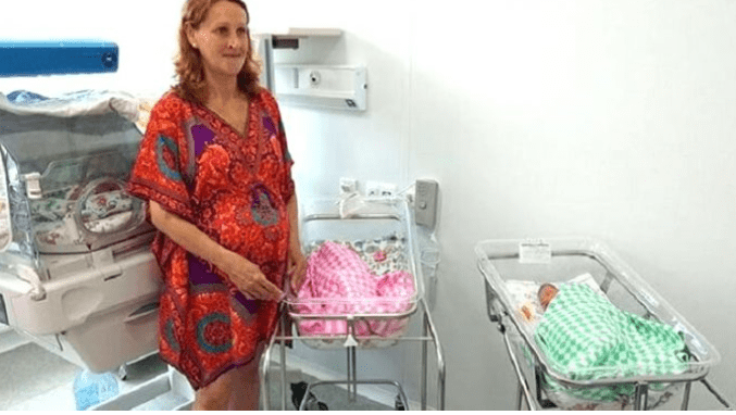 Senzace! 51letá žena porodila trojčata a internet explodoval – Matka odsouzená vlnou kontroverze!