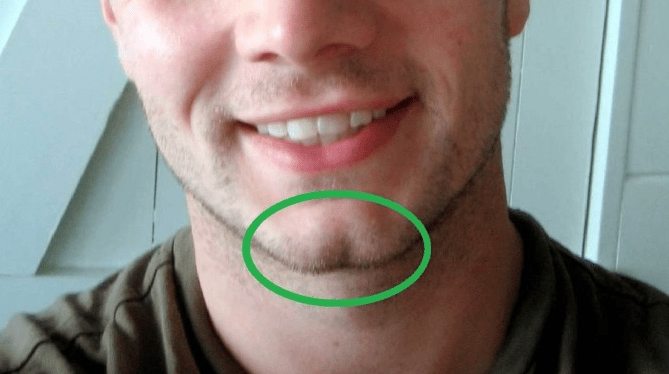 Znáte někoho s jamkou na bradě? Zjistěte, co tento drobný rys prozrazuje o osobnosti