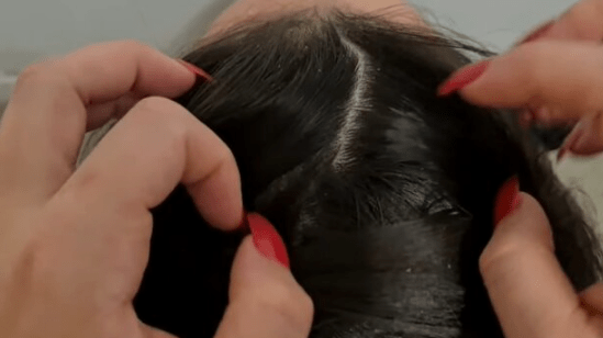 Vlasový expert odhaluje časté chyby při mytí vlasů, na které si dejte pozor