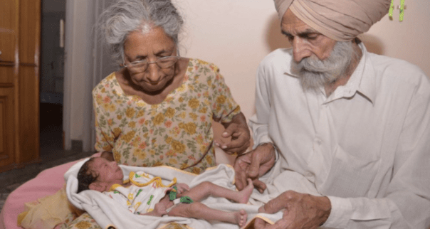 Nevídané: Žena v 72 letech porodila své první dítě – Pohled na jeho současnou podobu je ohromující