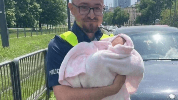 Statečný policista bez zaváhání zachránil život nedýchajícího miminka – Skutečná tvář hrdinství