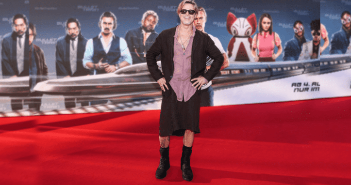 Brad Pitt vtipně vysvětluje důvod svého módního výběru na premiéře filmu – V sukni