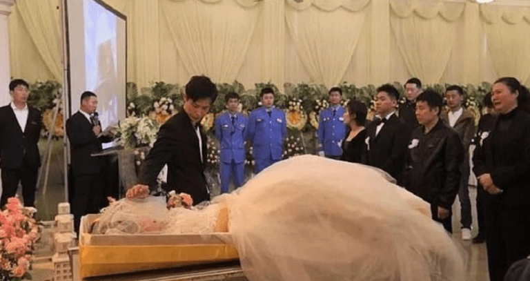 Muž v 35 letech uzavřel svatební sňatek s tělem své zemřelé partnerky – Fotografie z této neobvyklé svatby vzbuzují závrať