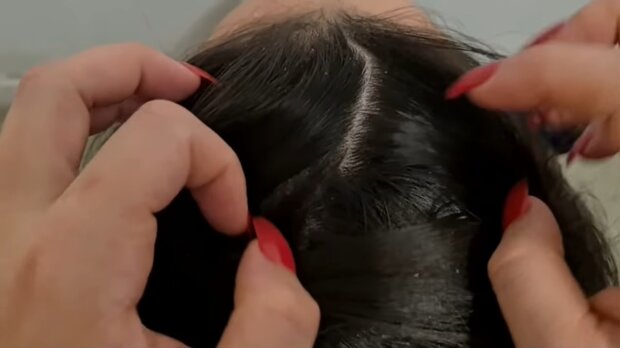 Banální chyby při mytí vlasů: Odborník odhaluje tajemství lesklých a zdravých vlasů