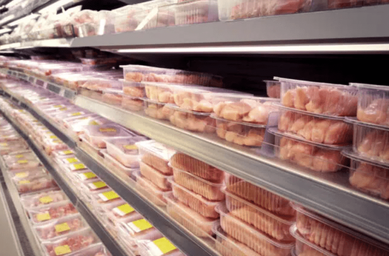 Varování před otevřeným masem v obchodech: Salmonelou nakažené kuřecí maso ohrožuje Evropu, včetně České republiky