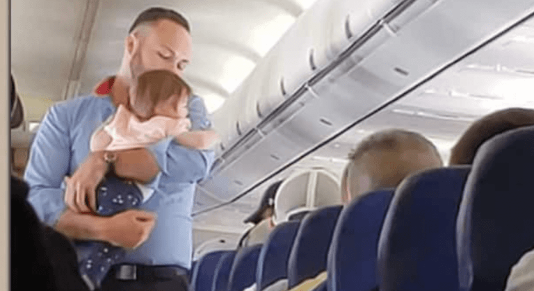 Záchranář nálady ve vzduchu: Příběh muže, který v letadle uklidnil pláčící dítě a přivedl matku k dojetí!