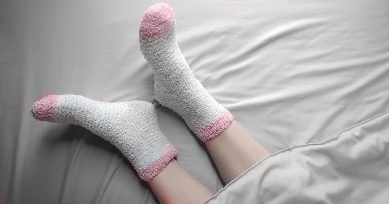 Spíte v ponožkách nebo bez? Přečtěte si proč byste měli zvážit spaní s ponožkami, a jak to může ovlivnit váš spánek!