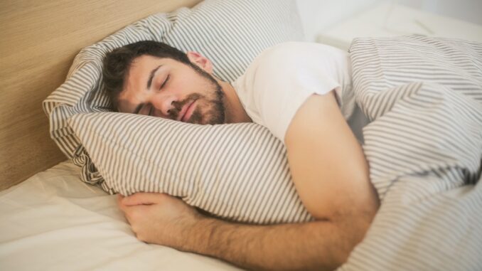 Objevte tajný vojenský trik na usínání: Klidný spánek za pouhých 60 vteřin je nyní na dosah!