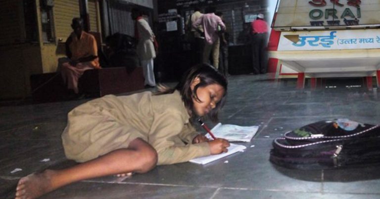 Nevyčerpatelná touha po vzdělání: Mladá dívka každou noc přichází na nádraží, kde se bosá učí!