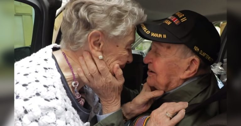 75 let po válce: Americký válečný veterán se slzami v očích setkává se svou francouzskou láskou, která nikdy neopustila jeho srdce.