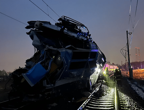 V obci Dolní Lutyna se srazil dnes ráno vlak s kamionem 1 mrtvý a 15 zraněných!