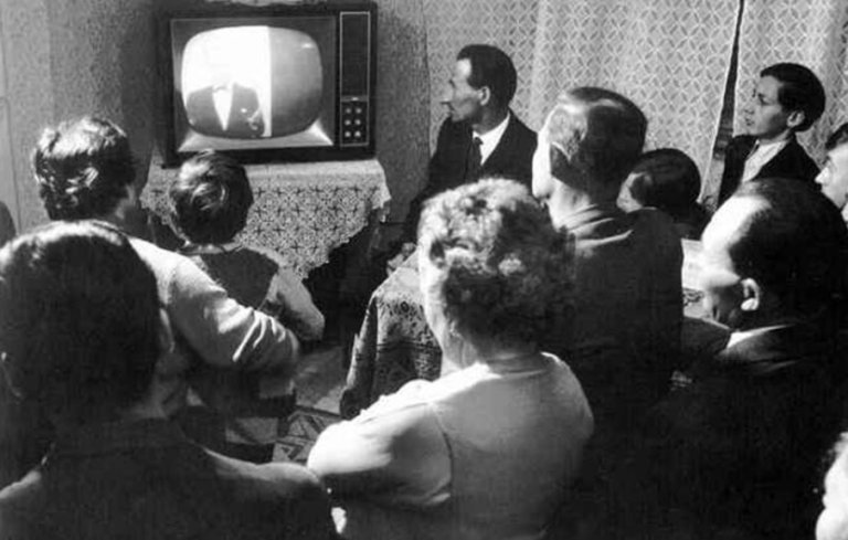 Doba kdy televize spojovala lidi? Příběh jejího vzniku jako společenského fenoménu.