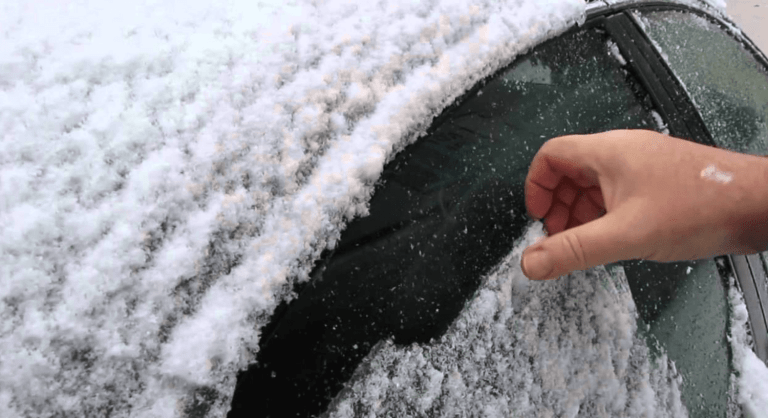 Odborník varuje před nebezpečím: Trik na odstranění námrazy z čelního skla může způsobit vážné škody na vašem autě!