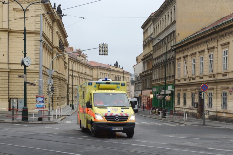 Mladík se polil hořlavinou v Olomouci na nádraží a upálil se. Je to dnešní dobou?