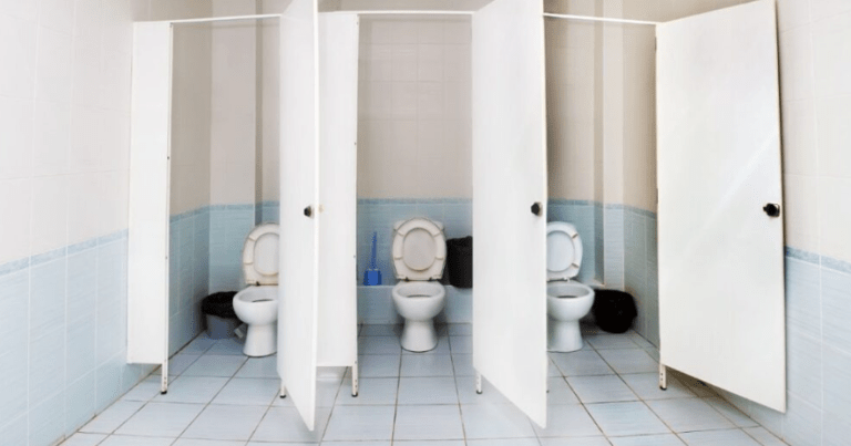 Proč nejsou dveře veřejných toalet až k zemi? Málo kdo zná ten pravý důvod.