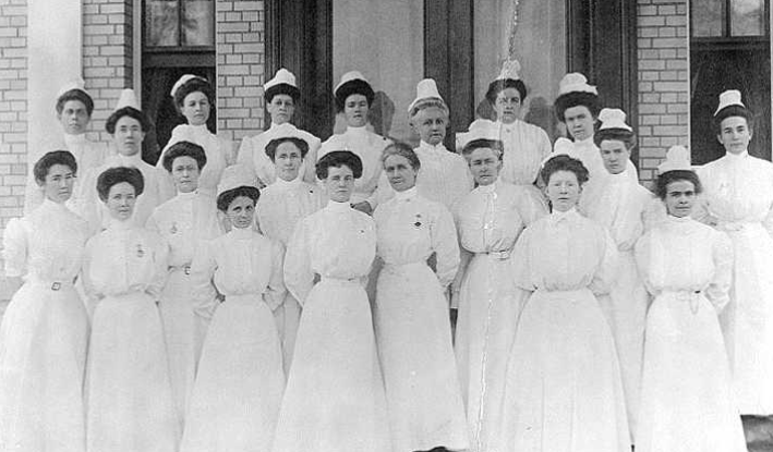 V roce 1887 musela každá sestra na oddělení dodržovat těchto 9 přísných pravidel! Co na ně říkáte za nás je nejhorší ta 5!