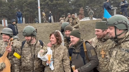 Ukrajinská svatba přímo v první linii? Ukrajinský vojenský pár se rozhodl říct si ANO!
