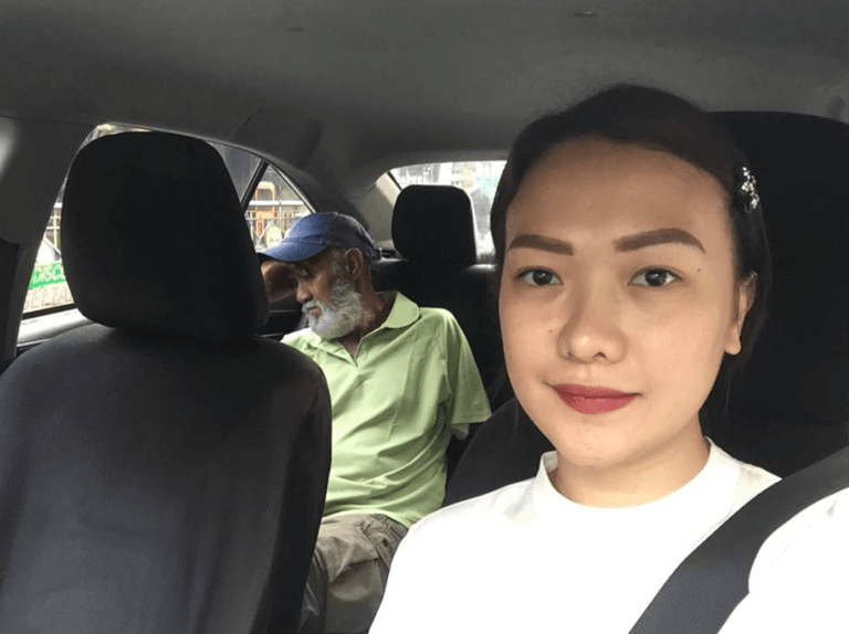 Mladá žena přebírá volant: 70letý taxikář unaven a ona si řídí cestu k neuvěřitelnému dobrodružství!