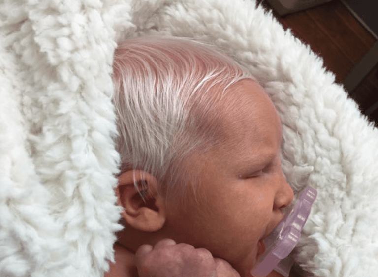 Devina: Malé miminko s bílou hřívou vlasů, která vás uchvátí svou jedinečnou krásou!