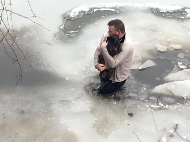 Ledový hrdina: Muž riskuje život, aby zachránil psa z vody