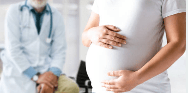 Skandál v lékařství: Gynekolog oplodňoval pacientky vlastním spermatem, odhaleno 21 potomků bez jejich vědomí