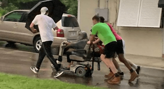 Mladí muži pomohli starší paní, poté co se jí rozbil eletrický vozík v dešti! Vystoupili z auta a….