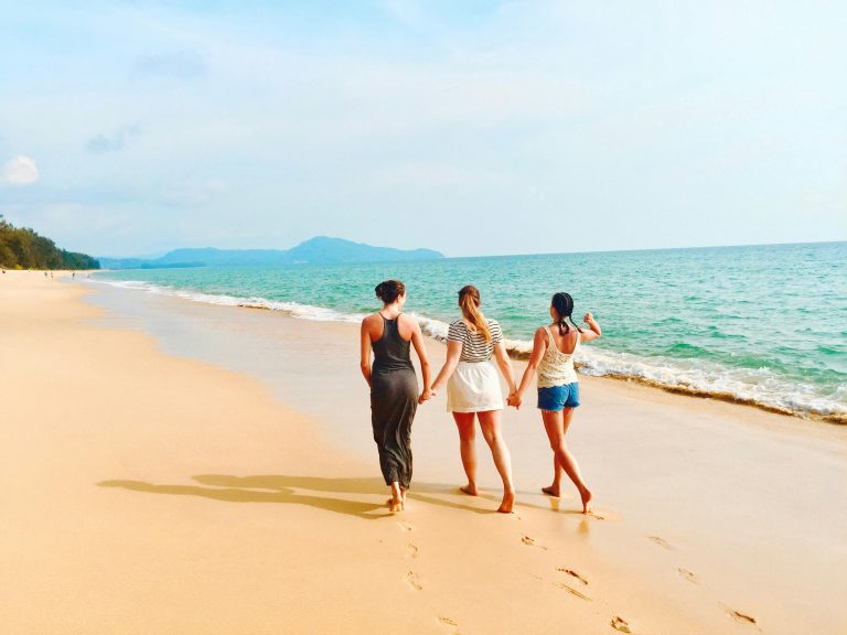 Vědecké výzkumy potvrdily názor, že ženy zažívají větší štěstí a lepší pohodu, když se vydají na dovolenou se svými kamarádkami.