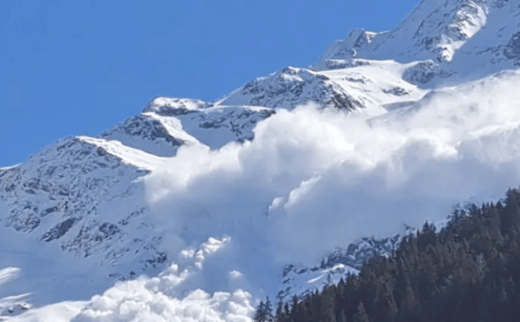 Tři lidé zahynuli při pondělním pádu laviny ve švýcarském středisku Zermatt