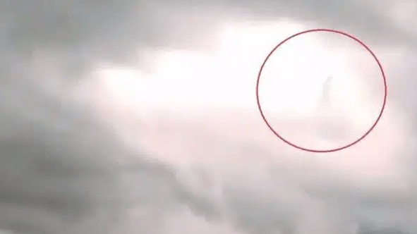 Muž se rozhodl, že natočí mraky! Povedl se mu zachytit okamžik, který chce sdílet s celým světem! Podívejte se na video!