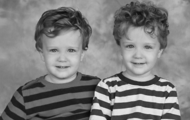 Tato dvojčata zemřela na rakovinu! Matka se rozhodla zveřejnit video s jejich příběhem! Pro dobro všech ostatních dětí!