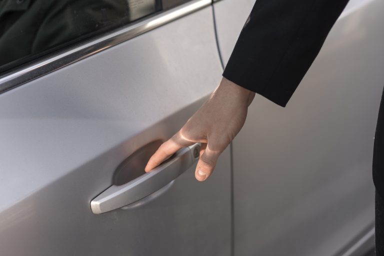 Jakou rukou otevíráte dveře u auta? Víte, že za použití té špatné můžete být pokutováni? V zahraničí až 30 tisíc korun!