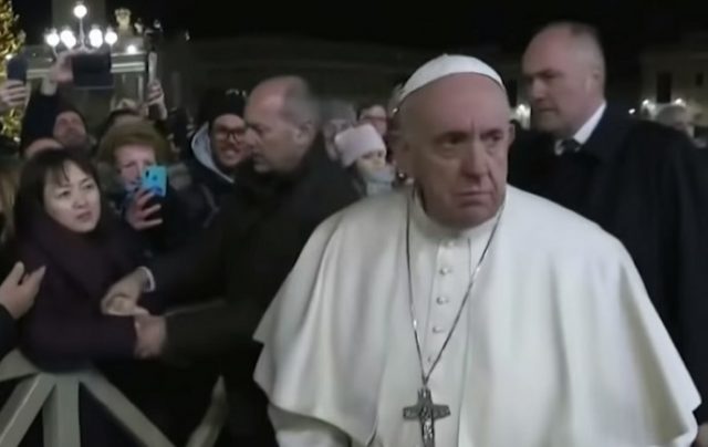Šok: Papež František udeřil ženu, jak si něco takového může dovolit? (VIDEO)